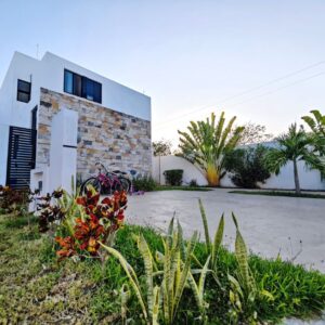 Casa en venta en Privada en Conkal Yucatán con recamara en planta baja